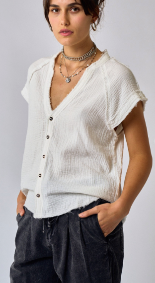 SHORT SLEEVE N-NECK TOP WITH RAW HEMLINE
